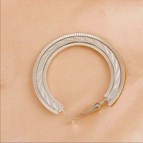 🪙 Silver Textured Hoop Earrings - Picture 5 of 7
